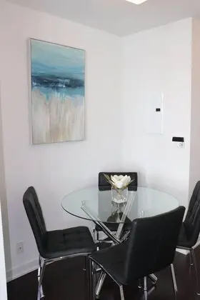 Aaira Suites CN Tower View - Oda Düzeni