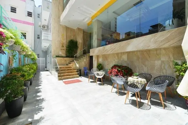 Aaron Hotel