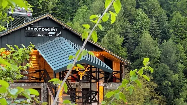 Abant Zümrüt Dağ Evi