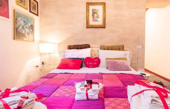 Abbraccio di Romeo e Giulietta