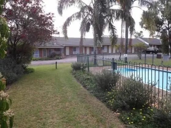 Aberdeen Motel - Havuz