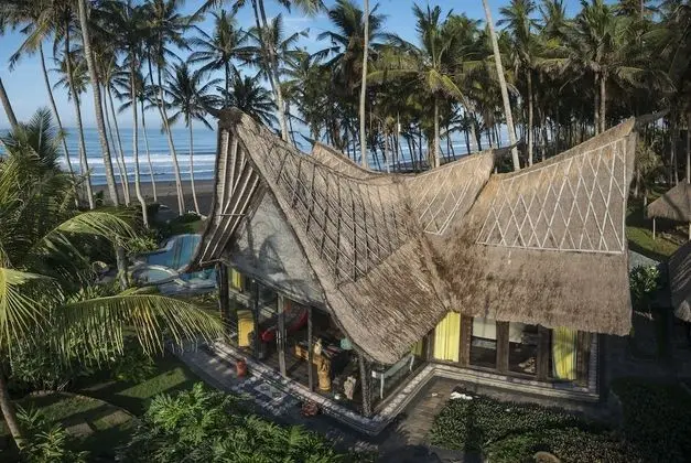 Absolute Beachfront Romantic Villa Laut
