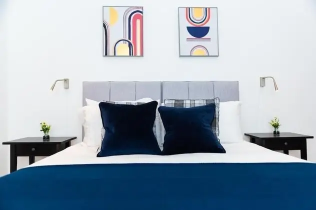 Absolute Stays at The Ziggurat - Free Wifi Contractors Families Long Stay Discou