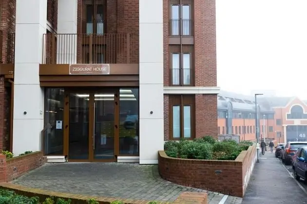 Absolute Stays at The Ziggurat - Free Wifi Contractors Families Long Stay Discou
