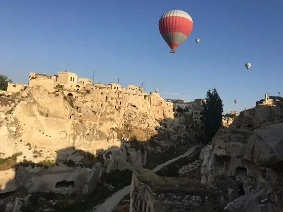 Abu Hayat Cave Suites