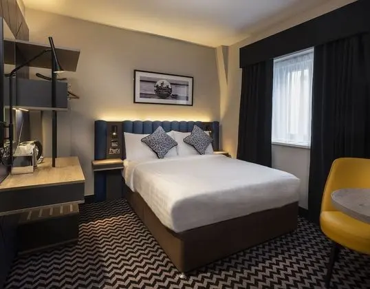 Academy Plaza Hotel - Oda