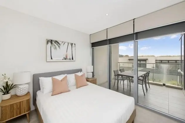 Accommodate Canberra - Lakefront - Oda