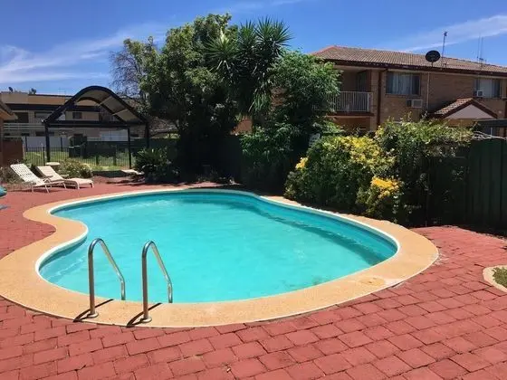 Across Country Motel and Serviced Apartments - Havuz