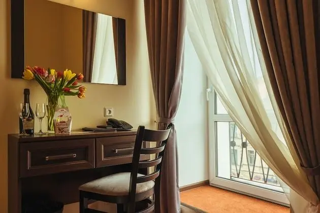 Adagio Renaissance Hotel