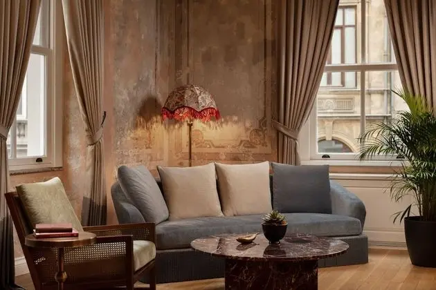 Adahan DeCamondo Pera, Autograph Collection - Lobi