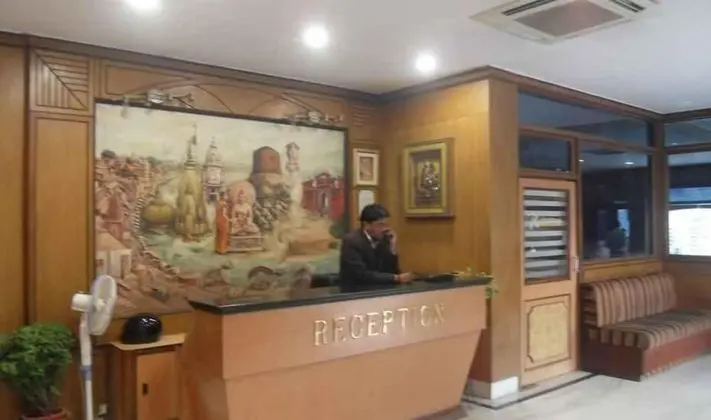 ADB Rooms Hotel Surabhi International - Lobi