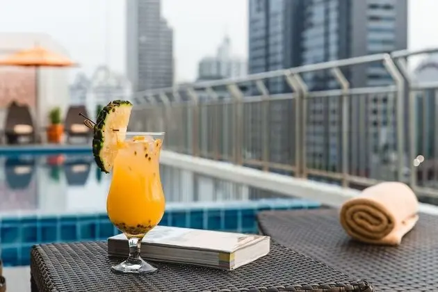 Adelphi Suites Bangkok - Havuz