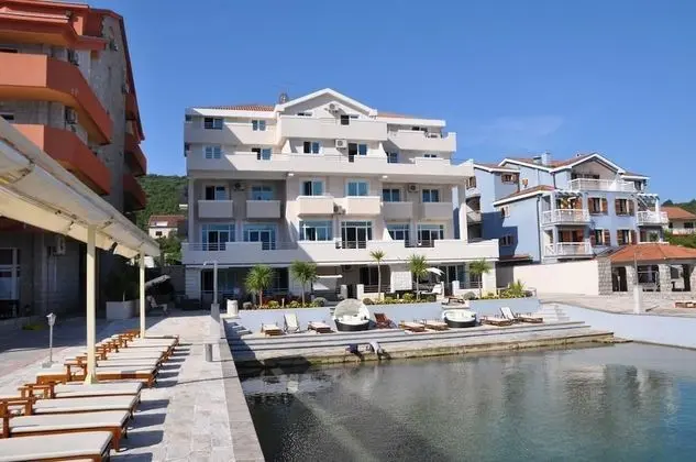 Adeona apartments - On the beach - Havuz