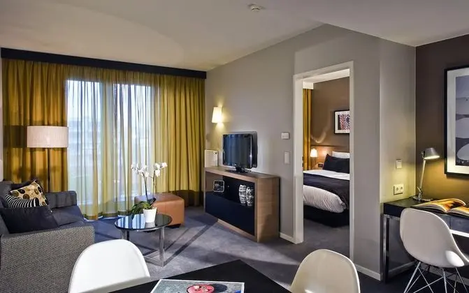 Adina Apartment Hotel Berlin Mitte - Oda