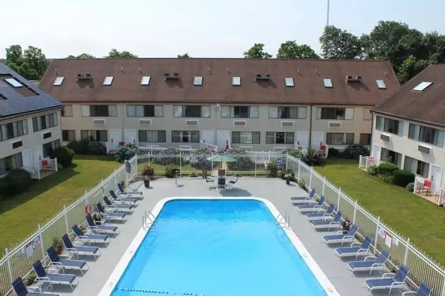 Admiralty Inn Suites