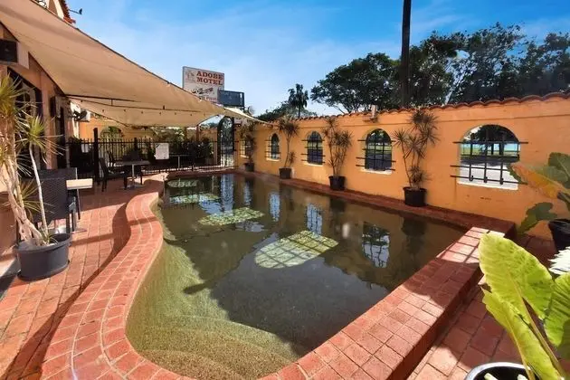 Adobe Motel - Havuz
