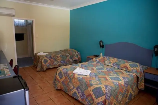 Adobe Motel - Oda