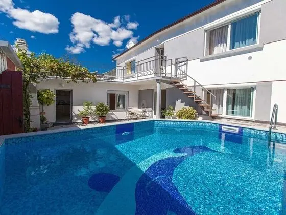 Adorable Holiday Home With Private Pool & Great Terrace