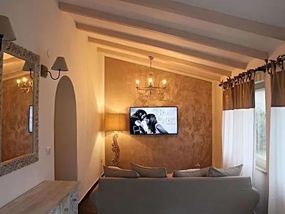 Adorable House Apartment With Garden View