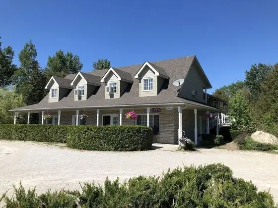 Adventure the Bruce Inn - Recently Renovated With Outdoor Hot Tub - 1
