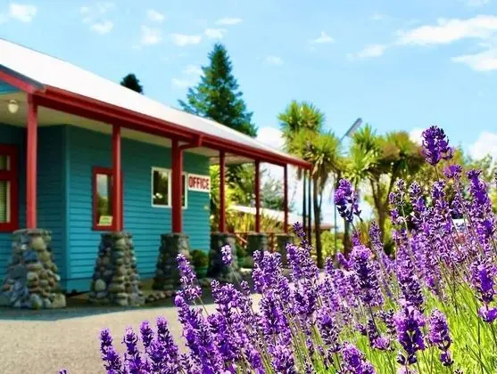 Adventure Lodge & Motel