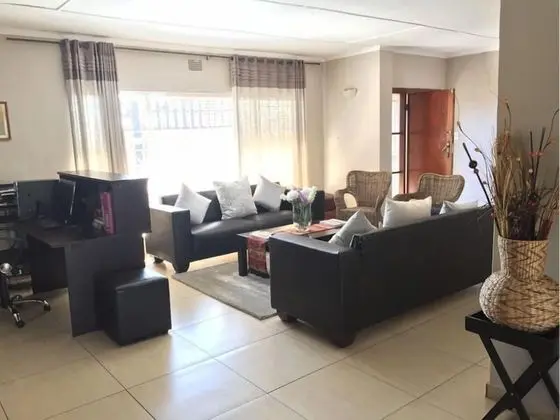African Kingdom Guest House - Lobi
