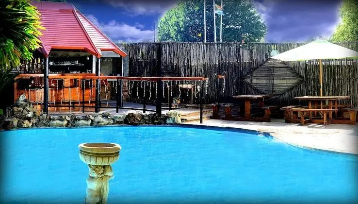 African Moon Corporate House - Havuz