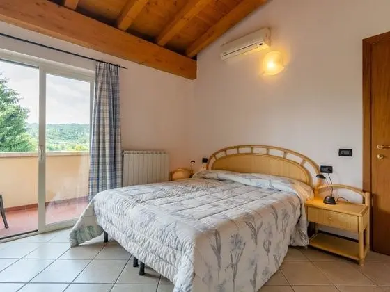 Agriturismo with Pool near Golf Course & Salò - Oda