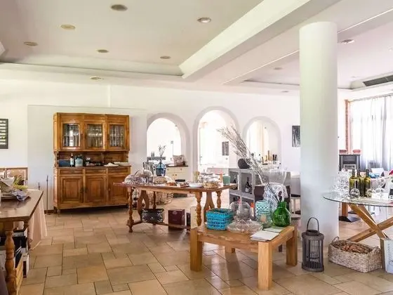 Agriturismo with Pool near Golf Course & Salò - Yerinde Yemek