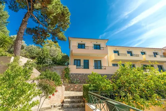 Ai Yannis Suites & Apartments
