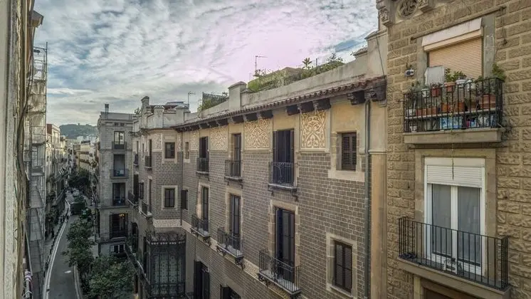AinB Las Ramblas Colón Apartments