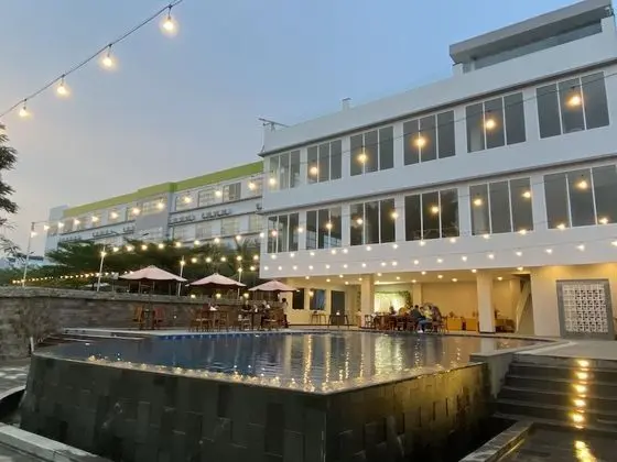 Airish Hotel Palembang - Havuz