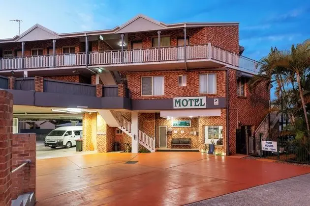 AIRPORT CLAYFIELD MOTEL