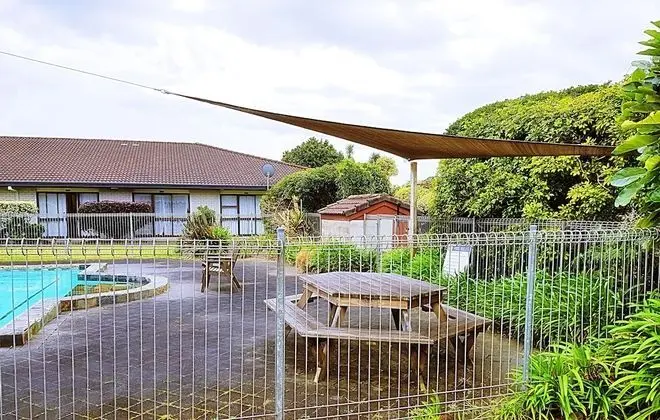 Airport Garden Inn - Havuz