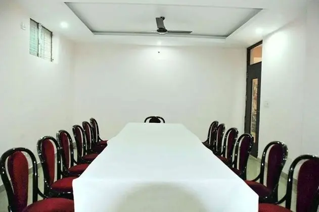 Airport Hotel Mayank Residency - Yerinde Yemek