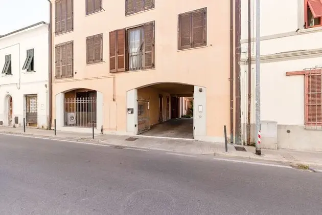 Airport & Station Flat - Private Parking