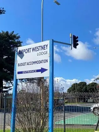 Airport Westney Lodge - Dış Mekan