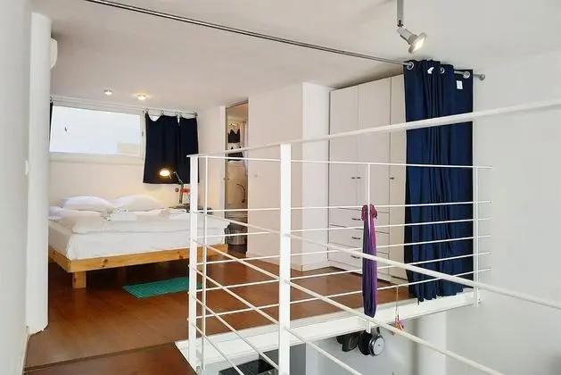 AirTLV Centrally Located Studio With Gallery