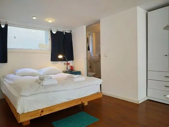 AirTLV Centrally Located Studio With Gallery - İç Mekan