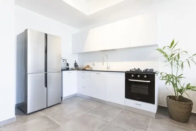 AirTLV - Menachem Begin Apartment - Mutfak