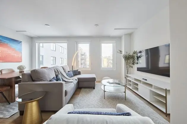 Airy 3 BR Flat w Shared Deck - gym - Mins to NYC