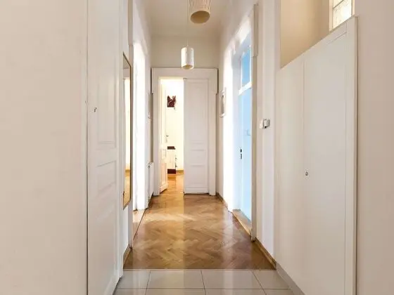Airy and Sunny Apartment in the Centre of Krakow - Lobi