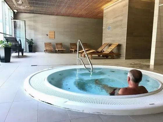 Akadémia Hotel - Havuz