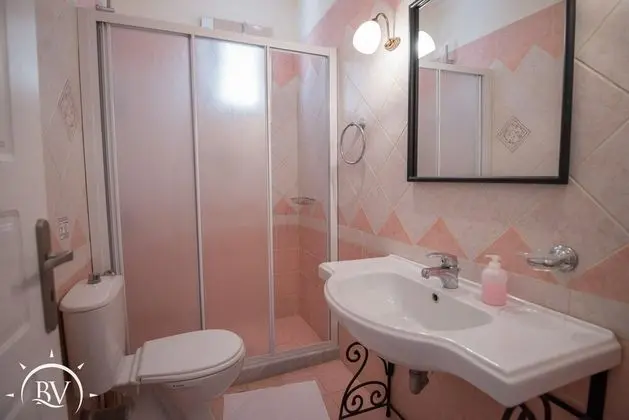 Villa Akrogiali Large Private Pool Walk to Beach Sea Views A C Wifi - Banyo Tipleri