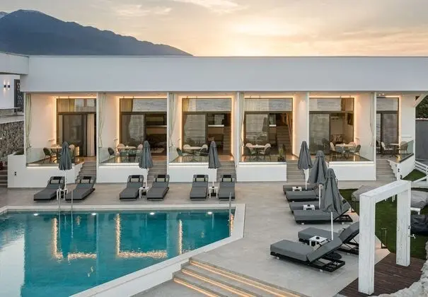 Akrotiri Olympus Luxury Suites - Havuz