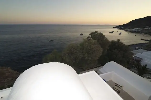 Akrotiri Hotel