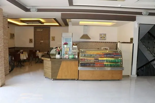 Al Alya Hotel Rooms and Suites - Yerinde Yemek