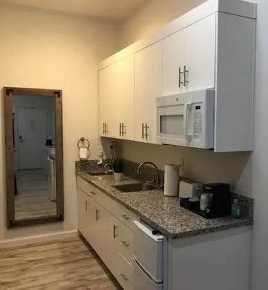 Villa Alamari Inn And Suites - Oda Düzeni