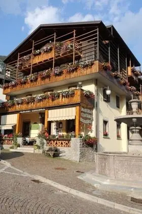 Albergo Centrale Forni - Dış Mekan
