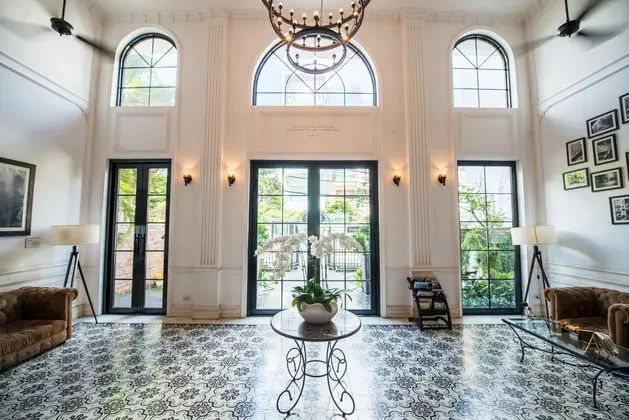 The Alcove Library - Lobi